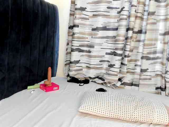 Gorgeous-Black-Beauty webcam