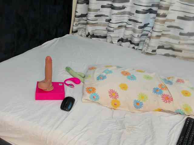 Gorgeous-Black-Beauty webcam