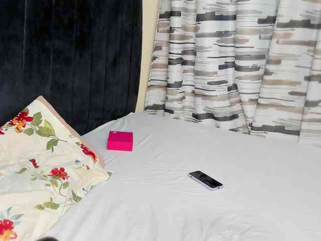 Gorgeous-Black-Beauty webcam