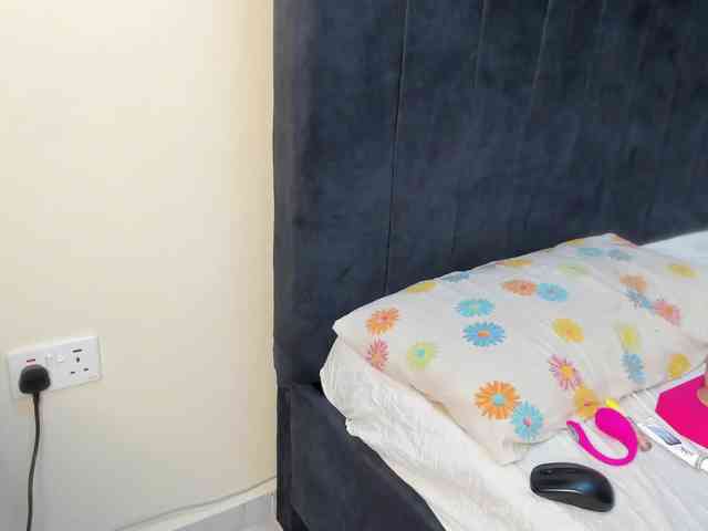 Gorgeous-Black-Beauty webcam