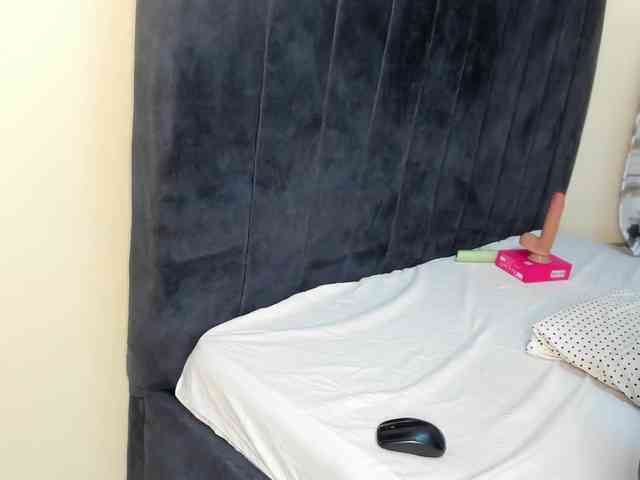 Gorgeous-Black-Beauty webcam