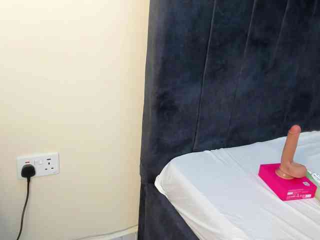 Gorgeous-Black-Beauty webcam