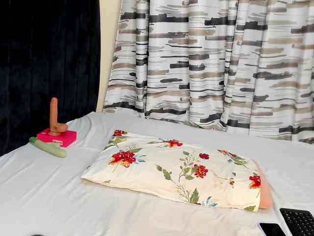 Gorgeous-Black-Beauty webcam