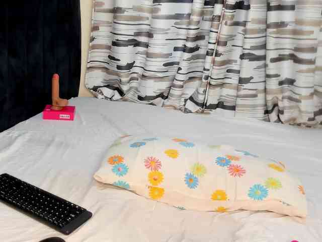 Gorgeous-Black-Beauty webcam