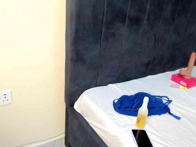 Gorgeous-Black-Beauty webcam