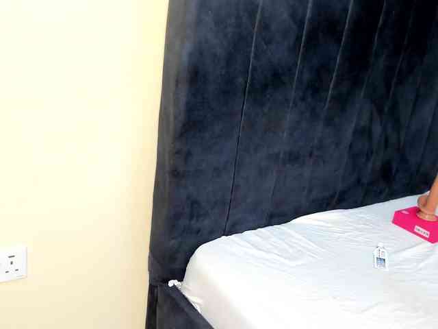 Gorgeous-Black-Beauty webcam