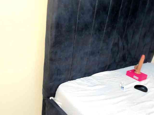 Gorgeous-Black-Beauty webcam