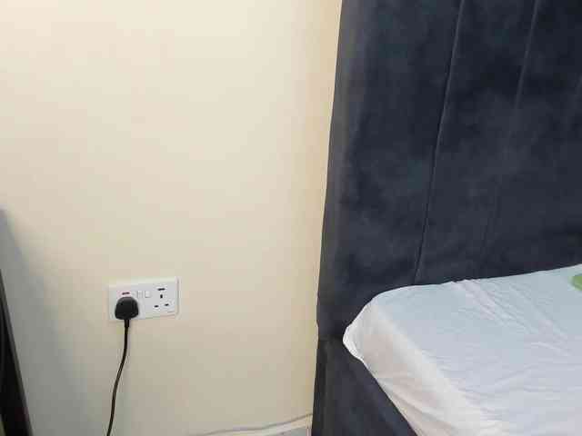 Gorgeous-Black-Beauty webcam