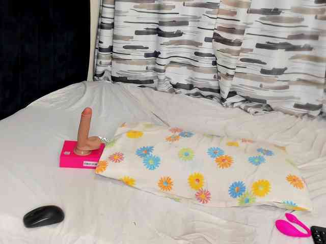 Gorgeous-Black-Beauty webcam