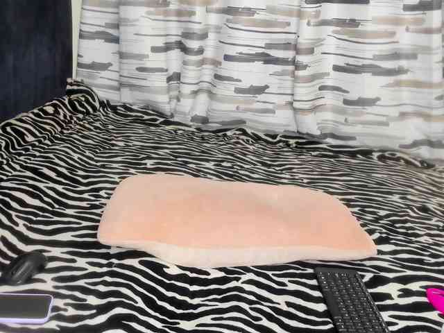 Gorgeous-Black-Beauty webcam