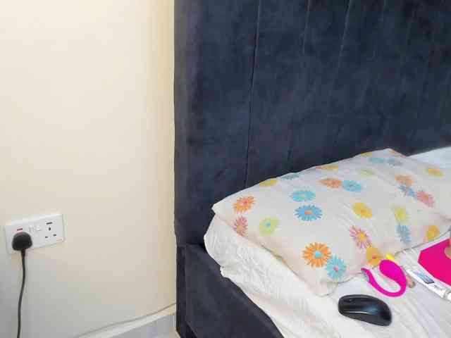 Gorgeous-Black-Beauty webcam