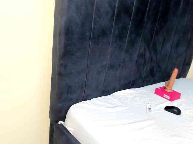 Gorgeous-Black-Beauty webcam