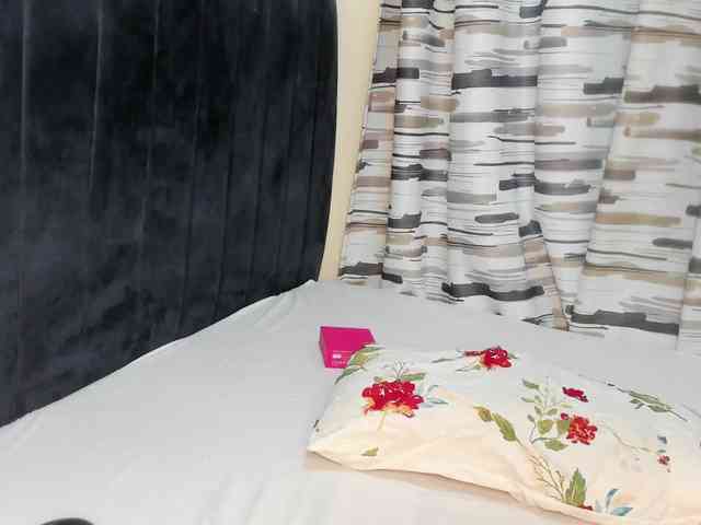 Gorgeous-Black-Beauty webcam