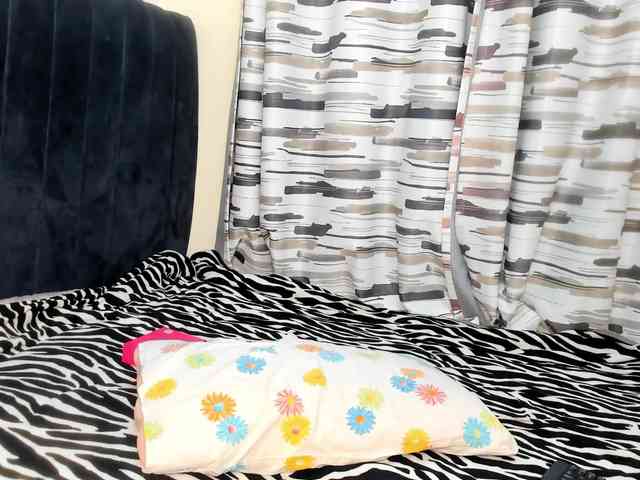 Gorgeous-Black-Beauty webcam