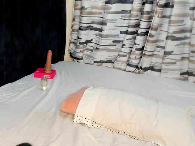 Gorgeous-Black-Beauty webcam