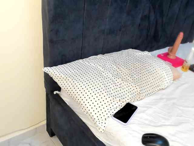 Gorgeous-Black-Beauty webcam