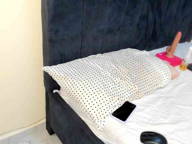 Gorgeous-Black-Beauty webcam