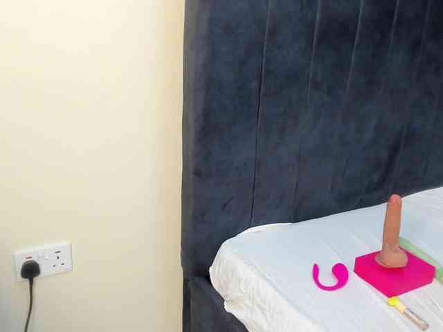 Gorgeous-Black-Beauty webcam