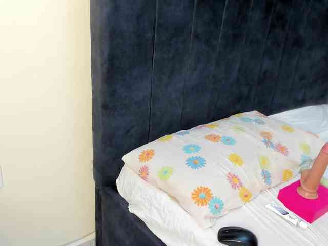 Gorgeous-Black-Beauty webcam