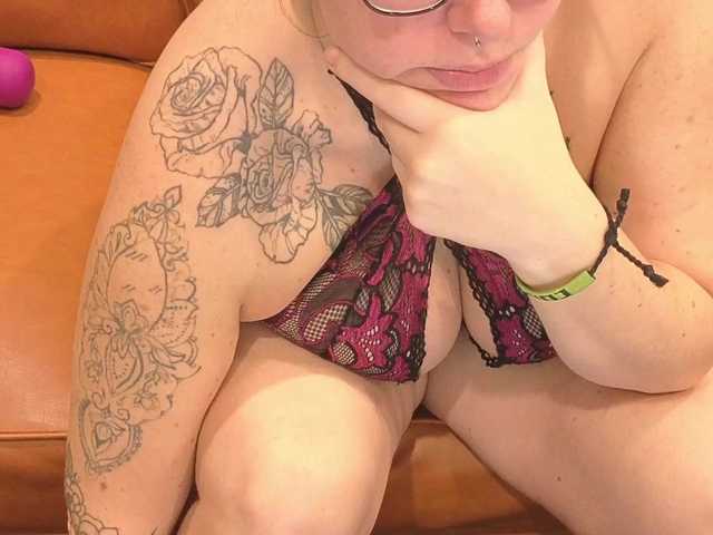 JadeStarUK's BongaCams show and profile