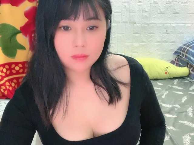 Bigassbee's BongaCams show and profile