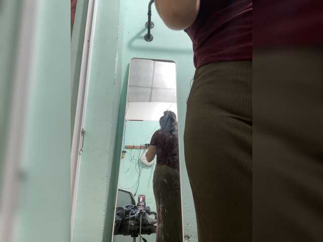 Bigassbee's BongaCams show and profile