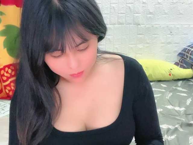 Bigassbee's BongaCams show and profile