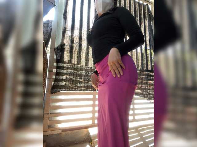 Bigassbee's BongaCams show and profile