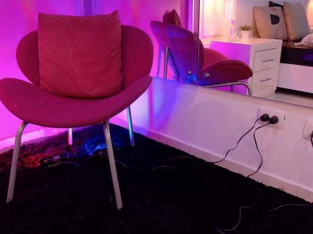 Foxxy-Roxxy's BongaCams show and profile