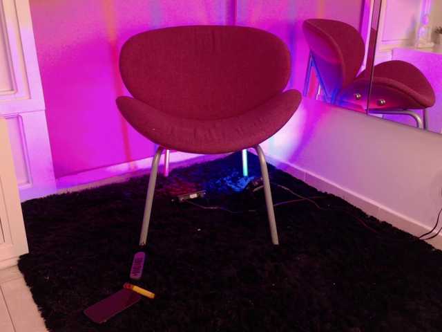 Foxxy-Roxxy's BongaCams show and profile