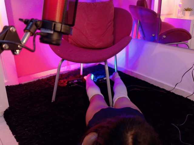 Foxxy-Roxxy's BongaCams show and profile