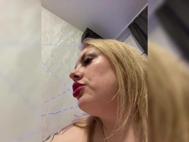 RobinLili's BongaCams show and profile