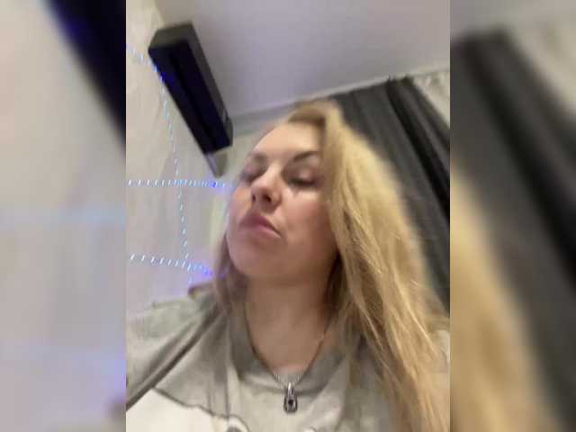 RobinLili's BongaCams show and profile