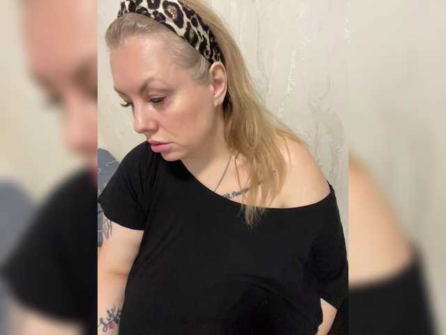 RobinLili's BongaCams show and profile