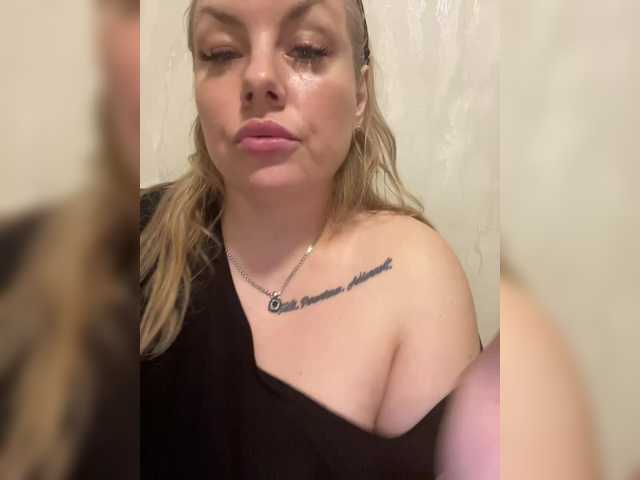 RobinLili's BongaCams show and profile
