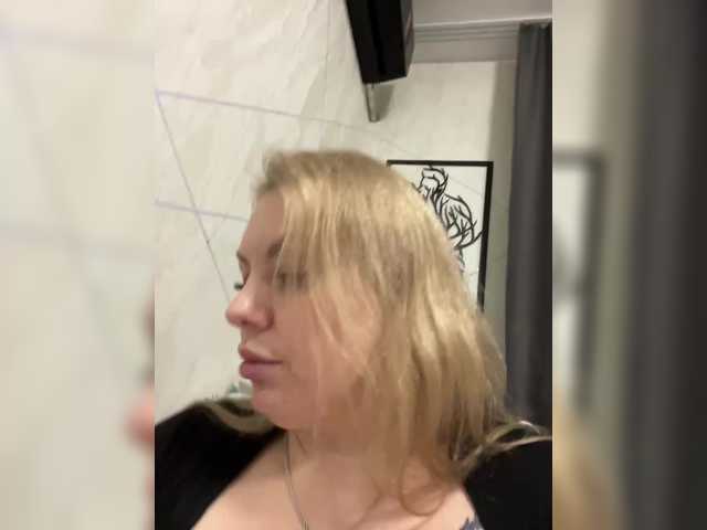 RobinLili's BongaCams show and profile