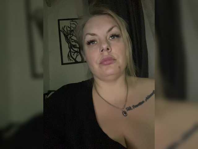 RobinLili live cam profile