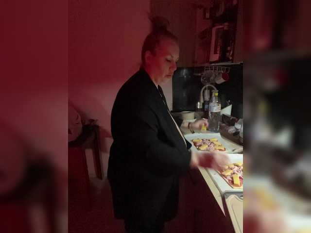 RobinLili broadcasting live