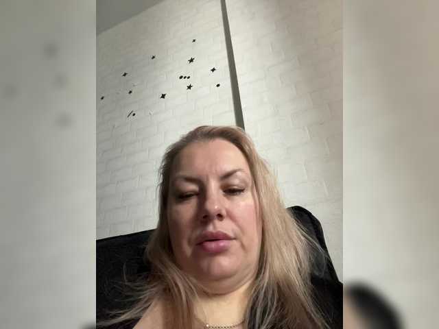 RobinLili's BongaCams show and profile