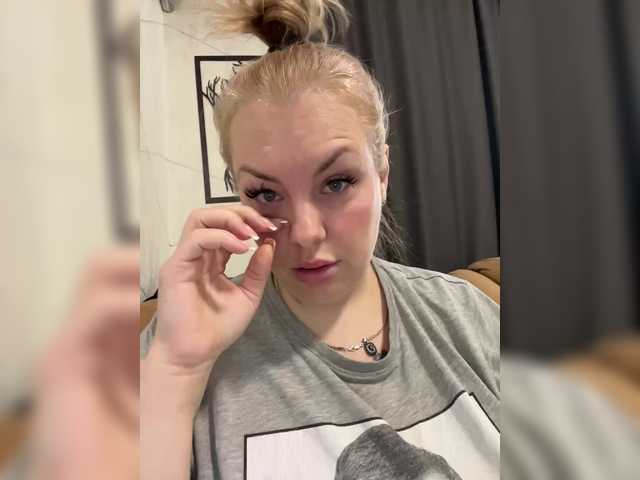 RobinLili's BongaCams show and profile