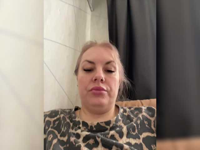 RobinLili's BongaCams show and profile