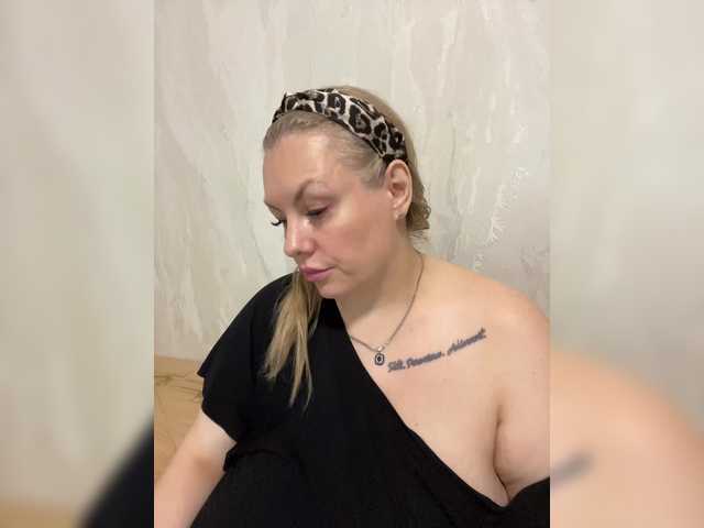 RobinLili's BongaCams show and profile