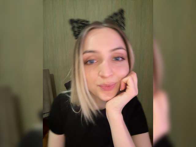 FoxyLina's BongaCams show and profile