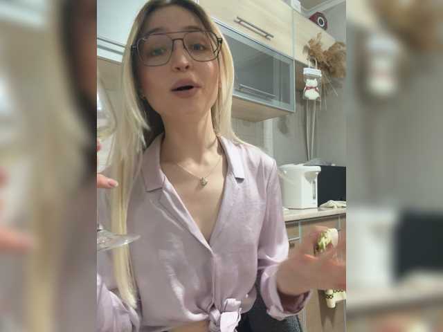 FoxyLina's BongaCams show and profile