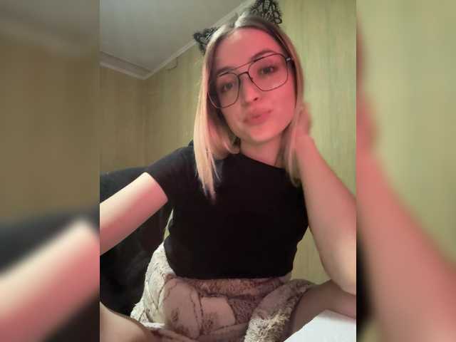 FoxyLina's BongaCams show and profile