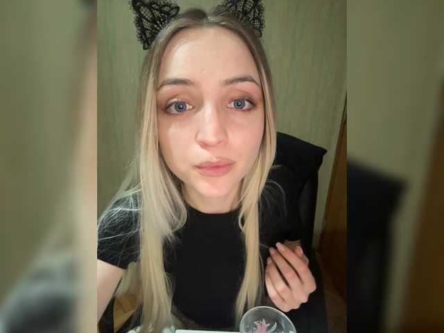 FoxyLina – webcam model profile photo