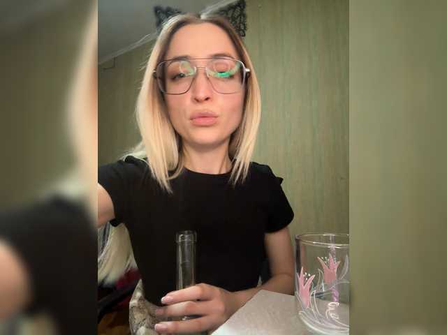 FoxyLina's BongaCams show and profile