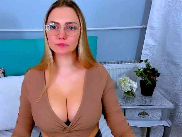 EliseBlondeX webcam