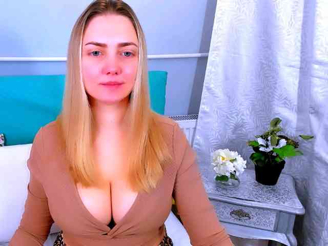 EliseBlondeX webcam