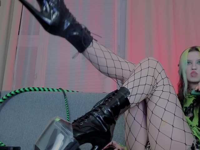 ToxicKittyy's BongaCams show and profile